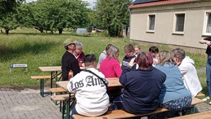 Menschen sitzen auf der Bank in Lobetal