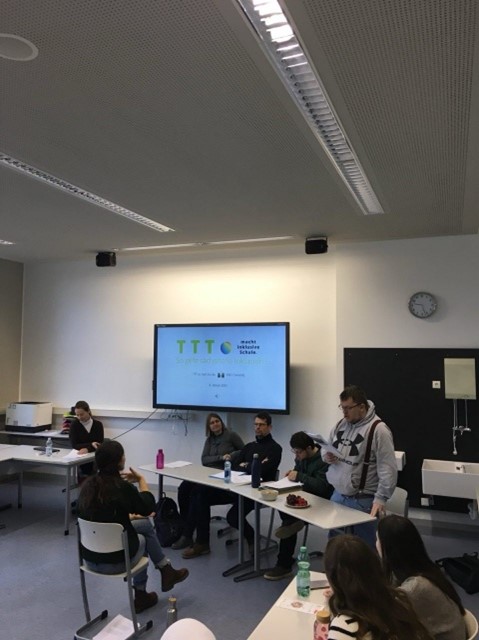 Seminarsituation mit vielen Teilnehmenden