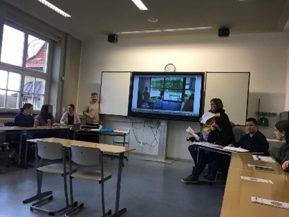 Seminarsituation mit Blick auf Tafel