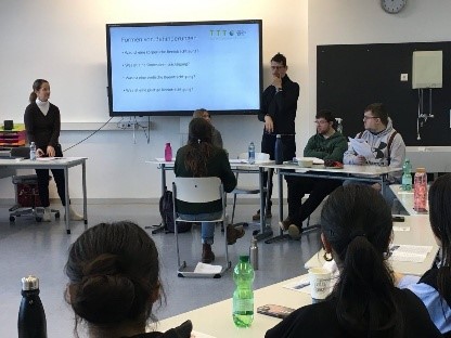 Seminarsituation mit vielen Teilnehmenden.