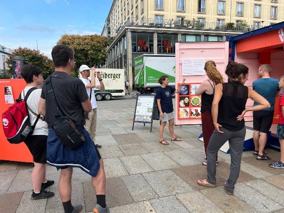 Gruppe Menschen auf Ausstellung Bakteriopolis