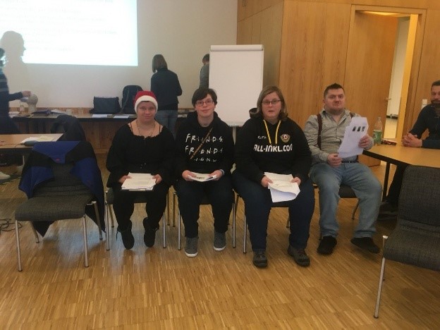 vier Personen im Seminarsituation