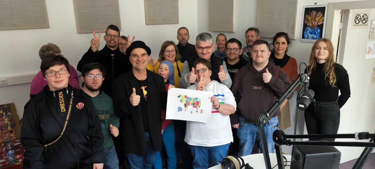 Gruppe-TTT im Radiostudio